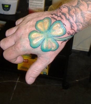 Este chicho se ha tatuado el trbol de cuatro hojas sobre la mano