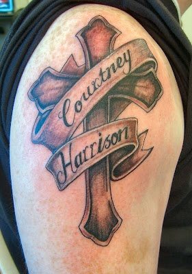 Tatuaje de cruz entrelazada con las palabras Couxtney Harrison que le dan un aspecto genial al haber sabido plasmar muy bien las vueltas del lazo sobre esta cruz tan distintiva
