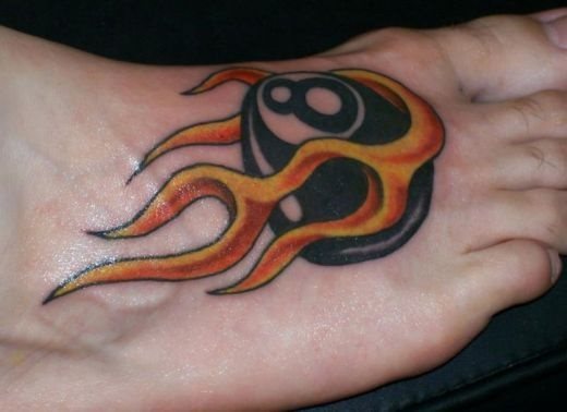 Diseo de una bola de billar con el nmero 8 rodeada por una especie de llama de fuego tatuada de manera equivalente a la que sera representada en un cmic