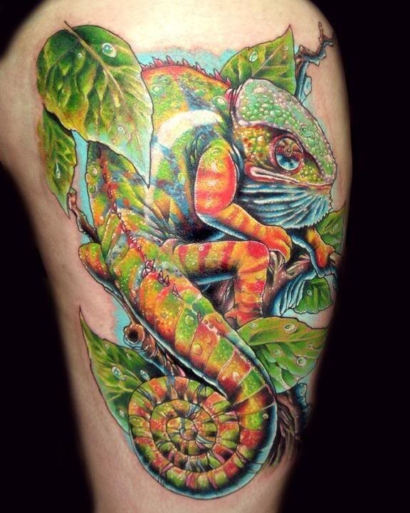 Realista tatuaje de un camalen en llamativos colores