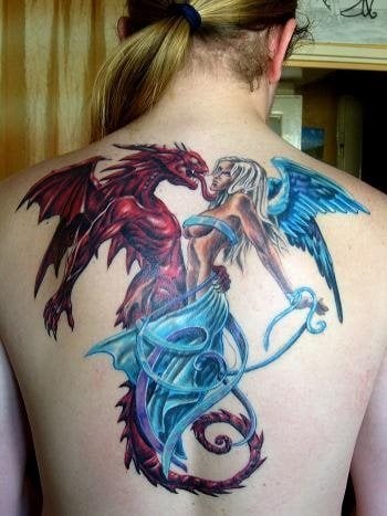 Enorme tatuaje a color en la espalda caracterizado por un demonio que está chupando a un ángel de enormes senos y casi desnuda, caracterizada por unas grandes alas celestes y una vestido que le tapa sus partes íntimas, seguro que a más de uno este tatuaje les da un poco de miedo, a nosotros no es el que más nos gusta