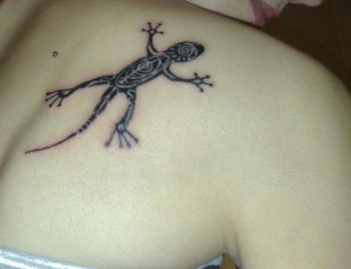 Original diseo de un lagarto, que aunque tiene una piel llena de detalles ms importantes en este caso por lo que no est tatuado que por lo que s hay un gran fallo