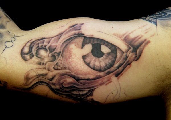 Diseo de un ojo con influencia biomecnica tatuado en el brazo