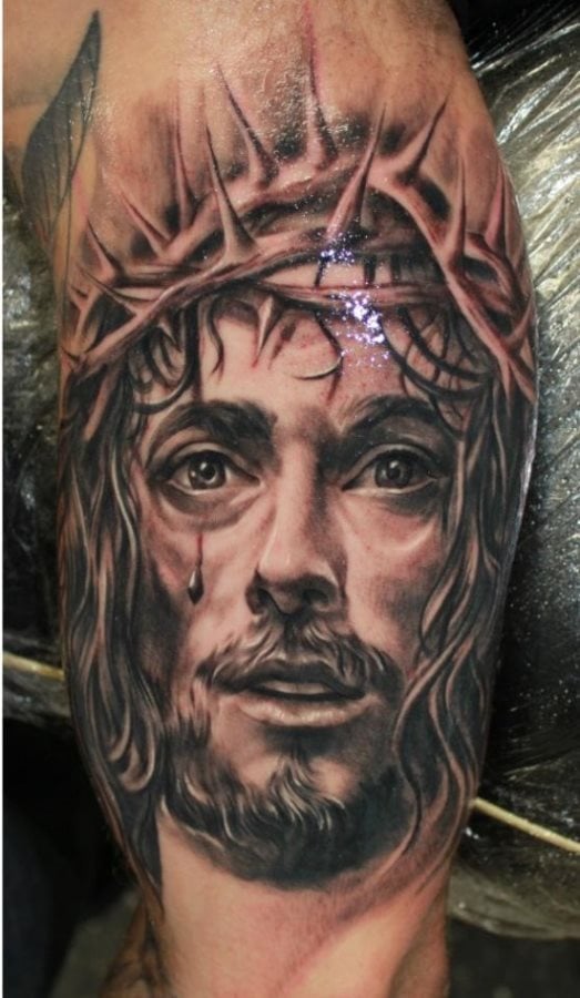 Tatuaje religioso por antonomasia del hijo de Dios en los últimos momentos cuando iba a ser crucificado, en este tattoo se pueden apreciar gandes detalles, como el sudor del propio Jesucristo, la corona de espinas que lleva y las lágrimas de sangre que está derramando, un tatuaje muy profundo