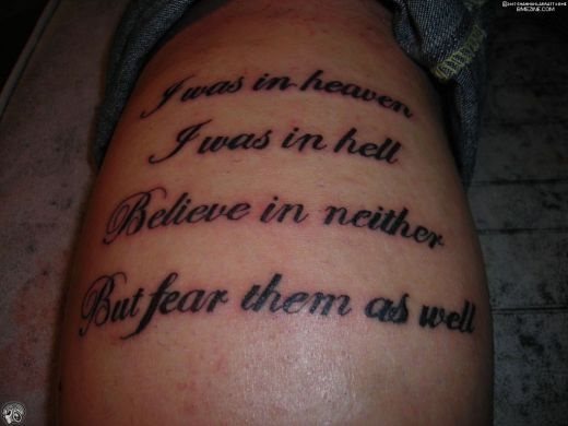 I was in heave I was in hell believe in neither but dear then as well es toda la frase que esta persona ha tatuado en su pierna, dejando gran separación entre línea y línea, y utilizando una clásica tipografía