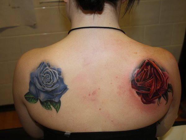 Diseo de dos rosas una a cada lado de la espalda, una de ellas en tono azul que representa el mundo onrico y los sueos y la otra en color rojo que representa el amor y la pasin