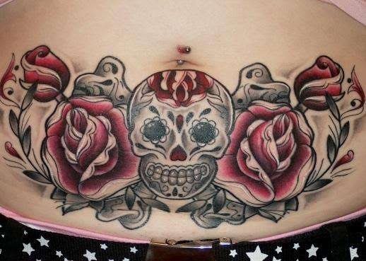 Esta chica ha optado por un llamativo tatuaje justo bajo el ombligo