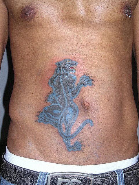 Diseo de una pantera de espaldas en tono negro y azulado sobre el abdomen