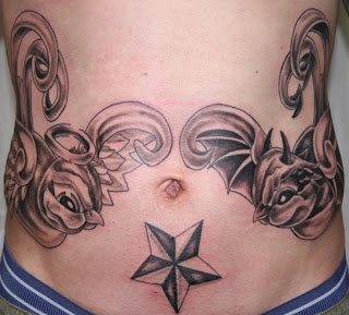 Diveros tatuajes en el abdomen