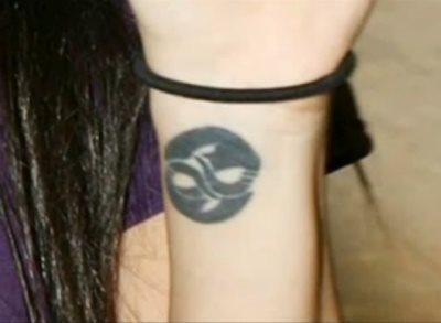 Tatuaje de pequeas dimensiones en la parte trasera del brazo