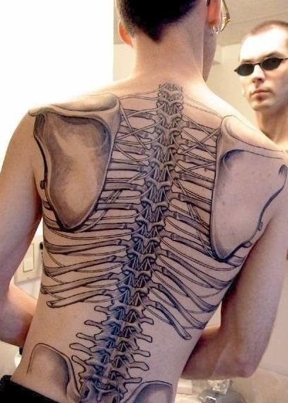 Otro chico que se ha tatuado todos los huesos de su espalda