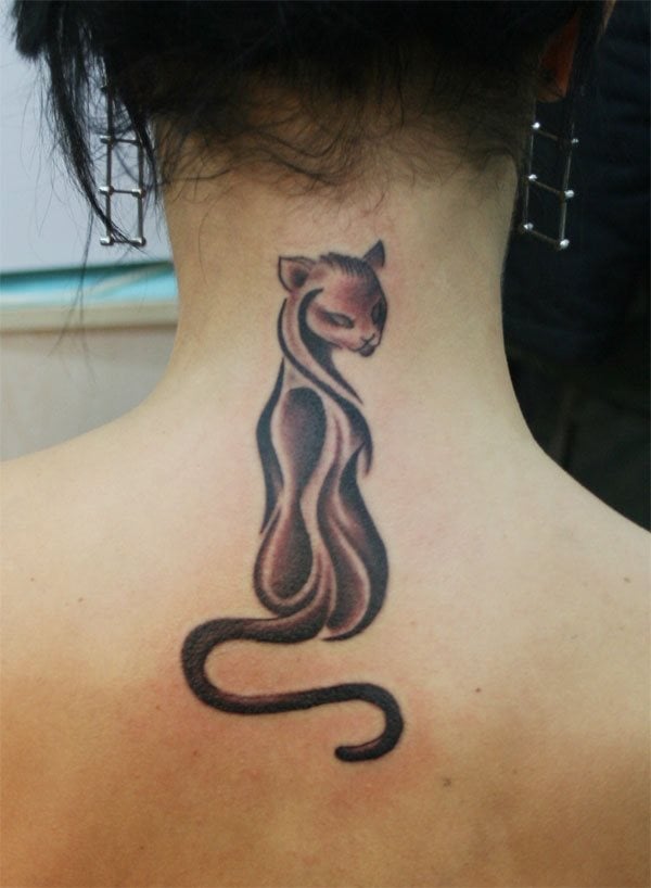 Esta mujer se ha decantado por tatuarse un gato hembra cerca del cuello