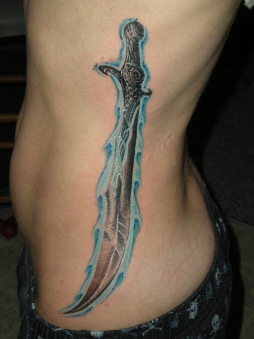 Diseo de una gran espada con bordes azulados tatuada en el costado