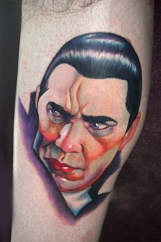 Tatuaje del clásico hombre vampiro con el pelo muy brillante peinado hacia atrás y una capa con los cuellos hacia arriba