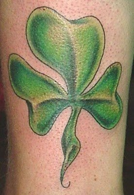 Trébol verde compuesto principalmente por la sintonía alocada de sus hojas que hacen de este tattoo, un trébol diferente aunque se haya utilizado el color verde clásico en la mayoría de los tréboles