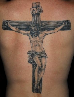 Otro gran diseño de Jesús crucificado sobre la espalda en el que podemos apreciar las palabras INRI sobre la cruz que son las siglas de la palabra latina Iesvs Nazarensv Rex Ivdaerovm, que traducidas al castellano significan 