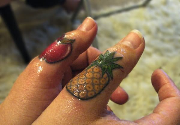 Esta chica tiene varias frutas tatuadas en sus dedos, cada una en un pulgar diferente