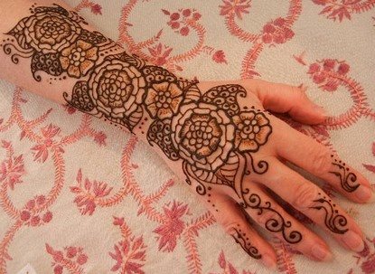 Creativo diseo realizado con henna que parece tener diferentes colores por el buen uso del trazado grueso en contraste con el fino, que ofrecen ese resultado tan bueno
