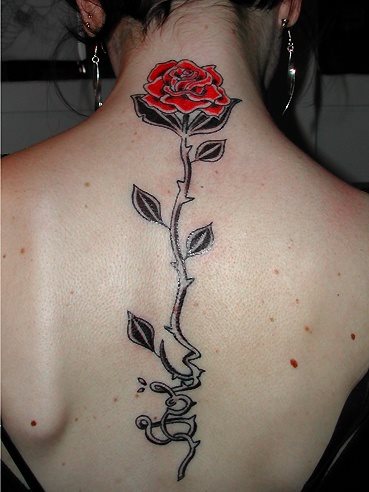 En esta ocasin podemos ver una rosa en tonos rojos y negro que est situada en la nuca y columna vertebral de esta joven