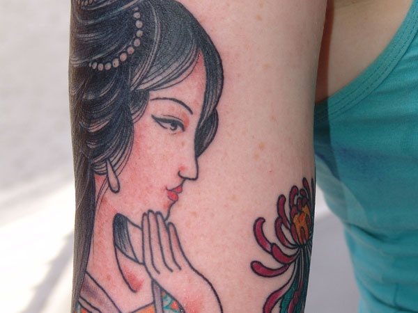 En esta ocasin vemos un tatuaje del bonito y fino perfil de una mujer