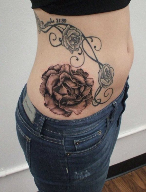 Bonito tatuaje de tres rosas el que esta chica ha elegido para su lado derecho de la cadera y costado