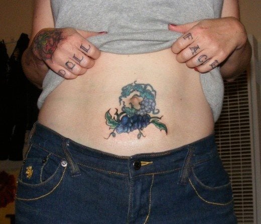 Esta chica tiene tatuajes en las manos aunque el que nos importa es el de la barriga