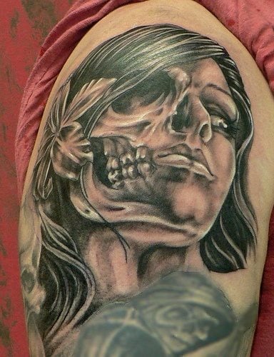 Extrao este tatuaje de una chica cuya mitad de la cara es el rostro de una calavera