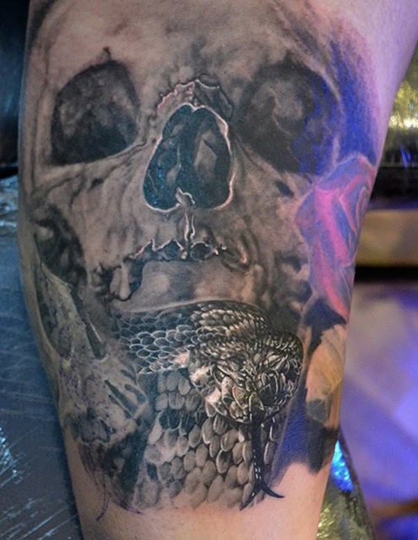 Tatuaje de una calavera y una serpiente, los dos objetos a priori podrían constituir un típico tatuaje, ya que es muy recurrente el craneo y el reptil para hacer un tattoo, pero en este caso estamos ante un original craneo y debajo una serptiente bastante bien conseguida