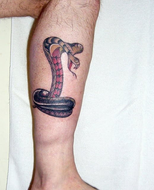 Serpiente cobra de menor tamao que las que hemos visto hasta ahora tatuada en el gemelo