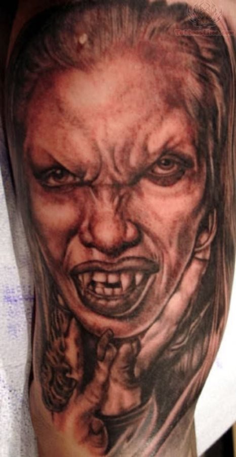 Tatuaje de una vampira con una mirada bastante penetrante y que infunde un gran terror, a la mujer se le han tatuado unos grandes colmillos y se ha realizado un dibujo muy bueno del pelo, en el que se nota bastante bien los pelos