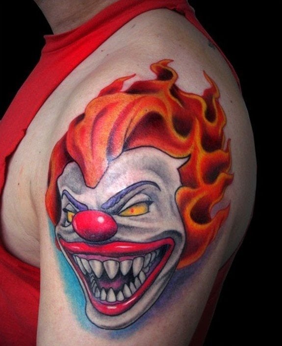 La peluca de este payaso imita al fuego