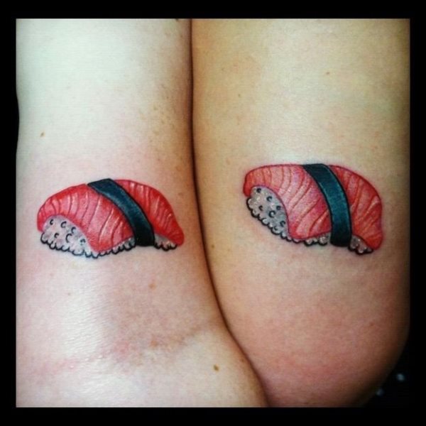 Nos encanta el sushi y se ve que a esta pareja también le encanta, de ahí que se hayan tatuado unas piezas de la riquísima comida japonesa, si bien es cierto que no estamos ante un tattoo muy realista, se ha conseguido un brillo my acertado para este simpático y alegre tatuaje