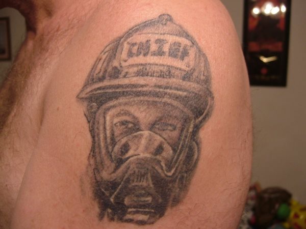 Diseo que parece un retrato de un bombero con la vestimenta y el casco