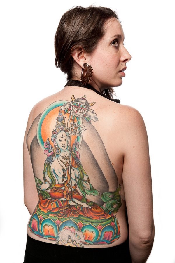 En este caso podemos ver un dios budhista en tonos azules que ocupa toda la espalda