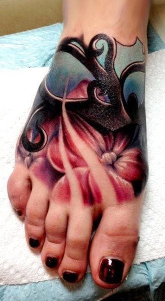Espectacular tatuaje de flores sobre el pie que evocan un gran realismo y profundidad, gracias al buen hacer del tatuador que ha sabido esemerarse para conseguir tan buen resultado y que seguro que la persona que lleva este tatuaje, estará deseosa por mostrar continuamente su tattoo