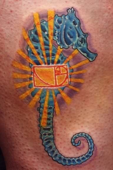 Tatuaje de un caballito de mar en tonos azules