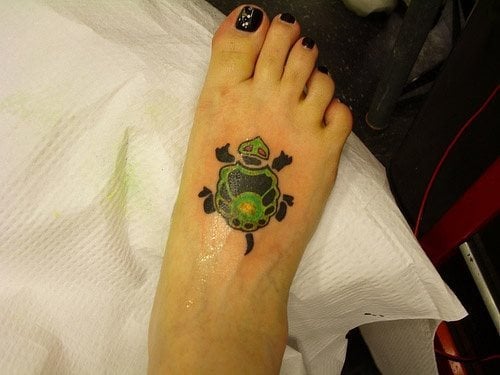 Pequeo tattoo de una tortuga tatuada en el empeine