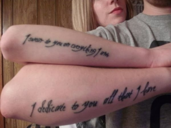 Esta pareja de enamorados se ha tatuado una frase cada uno en su antebrazo, como podemos observar dice I dedcate to you all that I Love