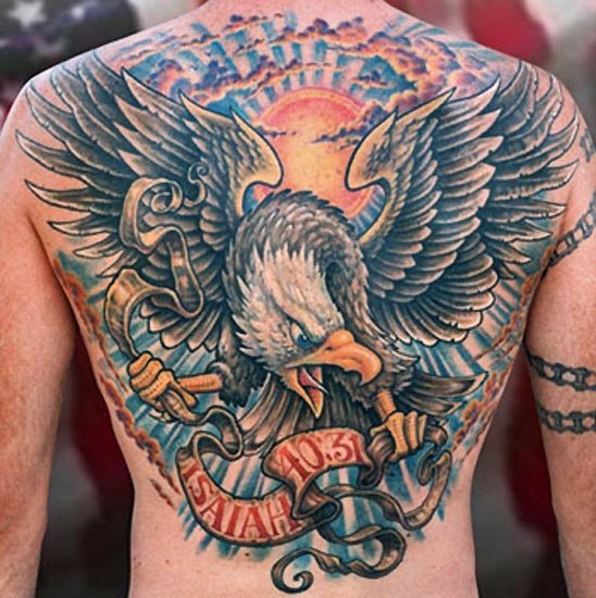 Tatuaje de una imponente águila real con cabeza blanca y unas enormes alas de las que nos gustaría destacar su majestuosidad y belleza, un gran trabajo del tatuador al realziar unas alas tan bien dibujadas