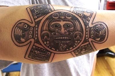 Antebrazo con un diseo azteca