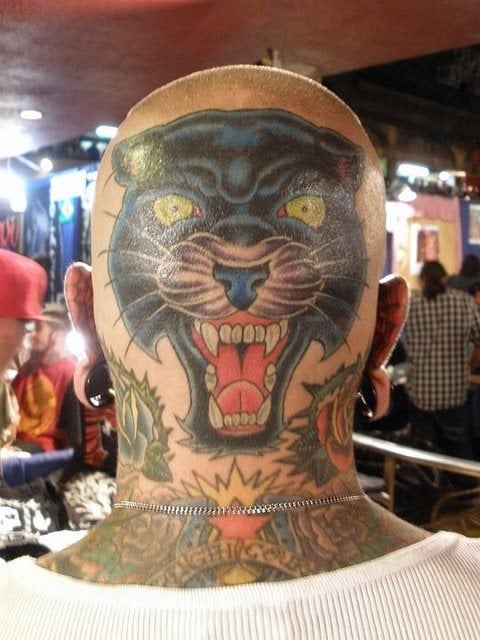 Diseos propios del estilo Old School tatuados en la parte posterior de la cabeza y espalda de este chico