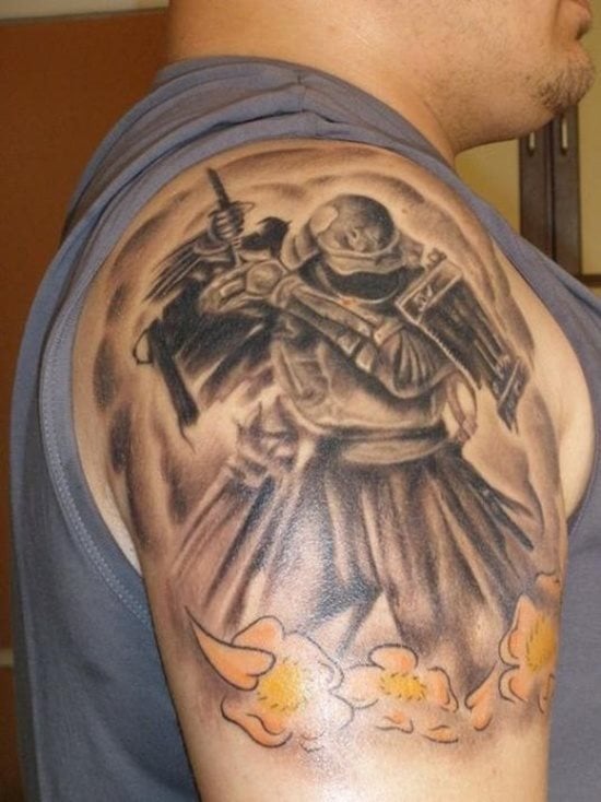 Guerrero tatuajdo sobre el brazo sobre flores amarillentas