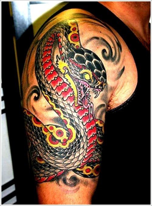 Tatuaje muy colorido de una serpiente que ocupa todo el brazo y parte del hombro, utilizando para dejarlo rematado un sombreado de líneas curvas