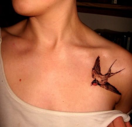 Tatuaje de una golondrina sobre el pecho, aunque se han utilizado colores y líneas que lo asimilan también a otros tipos de pájaros