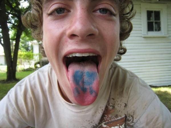 ¿Seguro que es un tatuaje en la lengua? Creemso que tal vez sea el resultado de comer un caramelo con colorante azul y dé esta sensación de una aparente mancha abstracta de color azul 