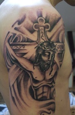 Rostro de Jess crucificado tatuado en la parte superior del brazo