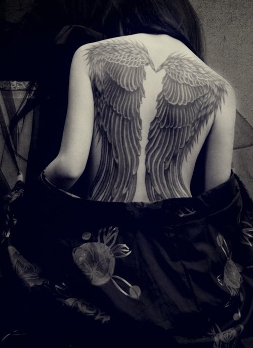 Tatuaje de una alas en la espalda, de gran tamaño y que le dan a esta mujer un aspecto como si ella fuera un ángel, hacerse un tatuaje de gran tamaño muchas veces es un riesgo y otras veces una apuesta, esta vez ha sido una apuesta ganadora