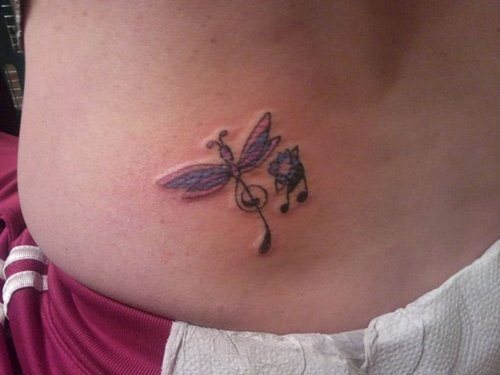 Este tatuaje combina el insecto con la msica