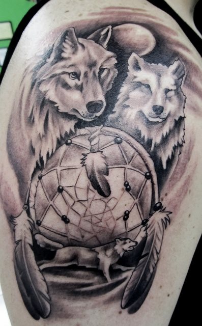 Para los indios el lobo era un smbolo de proteccin y por eso son muchos los tatuajes en los que se mezclan estos feroces animales con motivos propios de los indios como las plumas