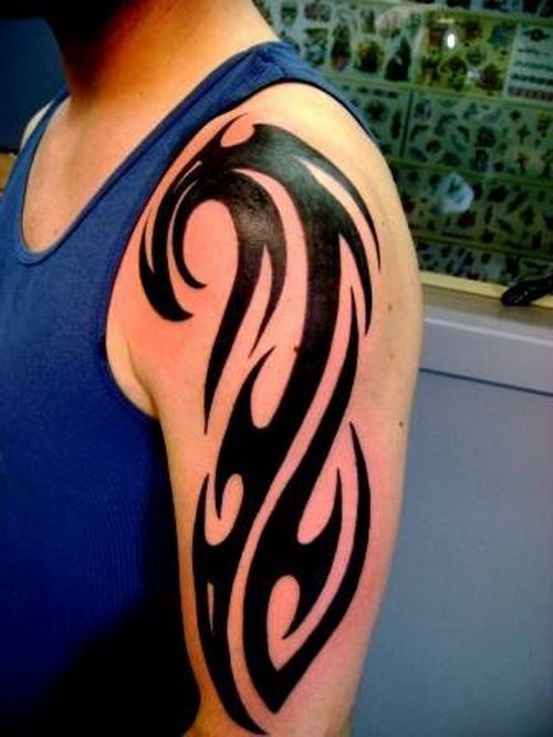 Diseo tribal sobre el brazo, con grandes trazados negros